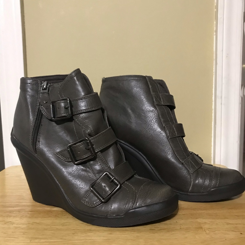 Simple Vera 3-Strap Wedge Booties